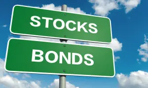 Cartelli stradali verdi indicano "STOCKS" e "BONDS", illustrando la differenza tra azioni e obbligazioni.