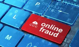 Tastiera con tasto rosso "online fraud" che simboleggia le truffe bancarie.