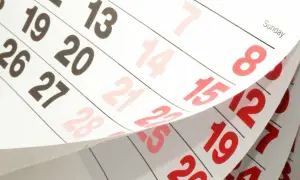 Pagine di un calendario che scorrono, mostrando date come 13, 19, 20, 26, 27. Utile per sapere se posso versare un assegno in una filiale diversa dalla mia.