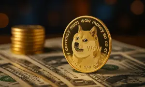 Moneta Doge coin dorata con cane sorridente, su banconote e pile di monete. "Wow, such currency, much money, so crypto!