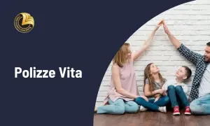 Famiglia unita sotto un tetto formato dalle mani, simbolo di protezione e futuro. Le polizze vita offrono serenità.