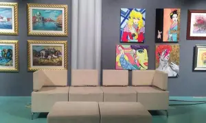 Un salotto moderno con opere d'arte colorate alle pareti, un invito a investire in opere d'arte per arredare con stile.