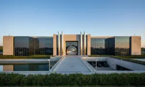 Edificio moderno con un'enorme porta circolare, che ricorda la banca più sicura in Italia.