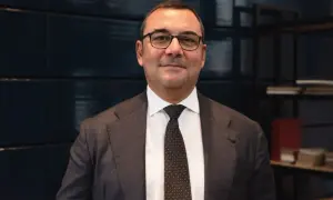 Uomo in giacca e cravatta, con occhiali, che parla di investimenti SRI, definizione e opportunità.