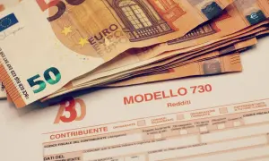Modello 730 con banconote da 50 euro. Il TFR sul CUD è già tassato, ma la dichiarazione dei redditi è fondamentale.