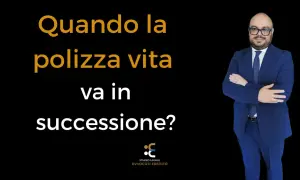 Uomo in abito blu con occhiali, braccia conserte, su sfondo nero. Testo: "Quando la polizza vita va in successione?". Studio Legale Avvocati Eredità. Diverse tipologie di assicurazioni.