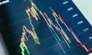 Grafico a candele mostra l'andamento del S&P 500, con barre verdi e rosse che indicano variazioni di prezzo.