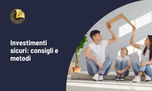 Famiglia crea un tetto con cartone, simbolo di **fondi di investimento sicuri**. Consigli e metodi per proteggere il futuro.