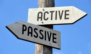 Cartello stradale con frecce che indicano "ACTIVE" e "PASSIVE", una metafora per la gestione attiva e passiva.
