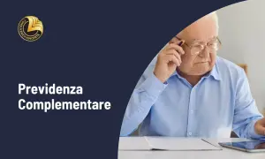 Anziano pensieroso con matita, che valuta opzioni per la previdenza complementare.