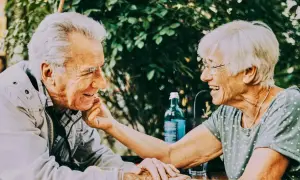 Coppia anziana felice, un momento di tenerezza che ricorda il riscatto polizza vita dopo 10 anni.