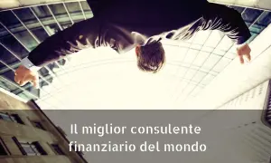 Uomo in giacca e cravatta, con pollice verso, sotto un edificio moderno. Il miglior consulente finanziario del mondo.