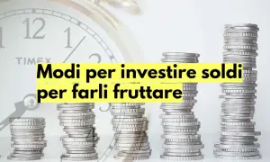 Pile di monete che crescono, con un orologio sullo sfondo, per illustrare come far fruttare i soldi investendoli.