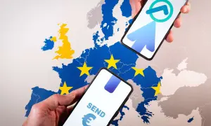 Due smartphone mostrano l'invio di denaro tramite app, su una mappa dell'Europa con la bandiera UE. Quanti bonifici istantanei si possono fare in un giorno?