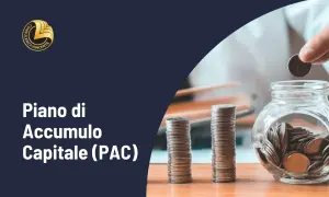 Un piano di accumulo capitale (PAC) che cresce con monete impilate e una mano che ne aggiunge una a un salvadanaio.