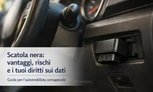 Dispositivo di **scatola nera assicurazione** collegato all'auto, con testo su vantaggi, rischi e diritti sui dati.