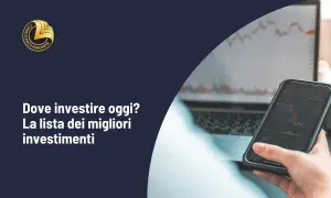 Mano che tiene smartphone con grafico finanziario, laptop sullo sfondo. Scopri dove investire soldi oggi.