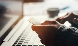 Mano con carta di credito BPER per acquisti online o prelievi all'estero.