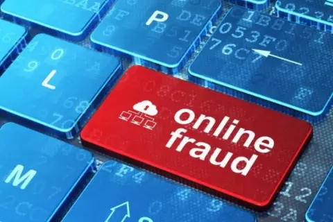 Tastiera con tasto rosso "online fraud" che simboleggia le truffe bancarie.