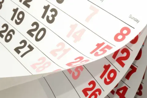 Pagine di un calendario che scorrono, mostrando date come 13, 19, 20, 26, 27. Utile per sapere se posso versare un assegno in una filiale diversa dalla mia.