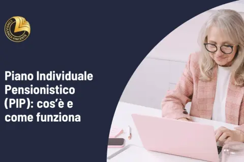 Donna anziana al computer, scopre il p.i.p. significato: Piano Individuale Pensionistico.