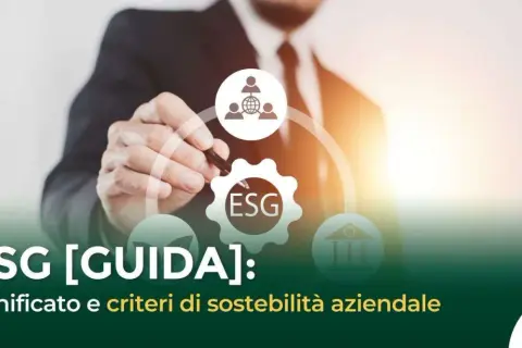 Uomo d'affari che indica un ingranaggio con la scritta ESG, simbolo di finanza sostenibile e criteri di sostenibilità aziendale.