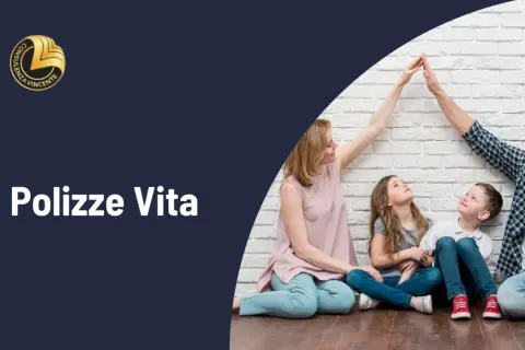 Famiglia unita sotto un tetto formato dalle mani, simbolo di protezione e futuro. Le polizze vita offrono serenità.