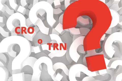 Domande su CRO o TRN per un bonifico? Un grande punto interrogativo rosso domina la scena tra tanti punti interrogativi bianchi.