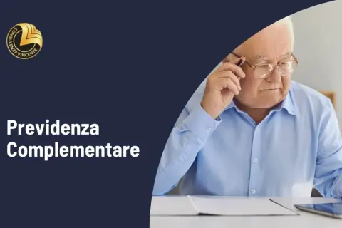 Anziano pensieroso con matita, che valuta opzioni per la previdenza complementare.