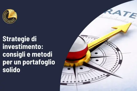 Bussola dorata su "Strategie di investimento", per diversificare investimenti e costruire un portafoglio solido.