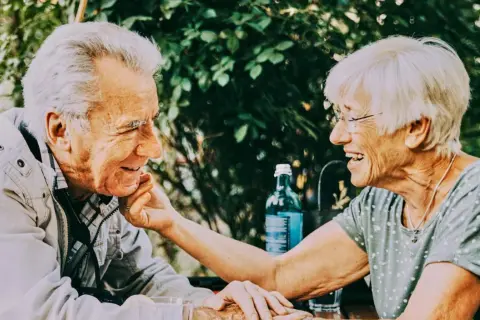 Coppia anziana felice, un momento di tenerezza che ricorda il riscatto polizza vita dopo 10 anni.