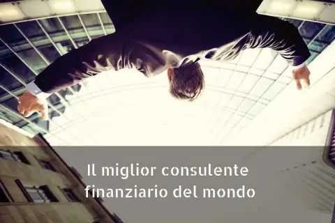 Uomo in giacca e cravatta, con pollice verso, sotto un edificio moderno. Il miglior consulente finanziario del mondo.