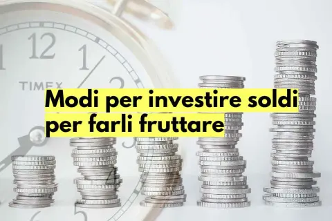 Pile di monete che crescono, con un orologio sullo sfondo, per illustrare come far fruttare i soldi investendoli.