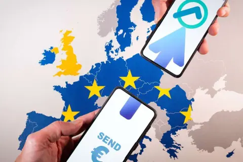 Due smartphone mostrano l'invio di denaro tramite app, su una mappa dell'Europa con la bandiera UE. Quanti bonifici istantanei si possono fare in un giorno?