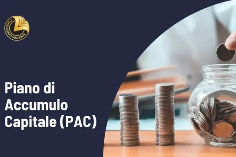 Un piano di accumulo capitale (PAC) che cresce con monete impilate e una mano che ne aggiunge una a un salvadanaio.
