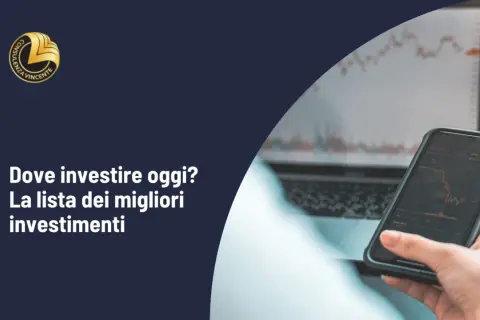 Mano che tiene smartphone con grafico finanziario, laptop sullo sfondo. Scopri dove investire soldi oggi.
