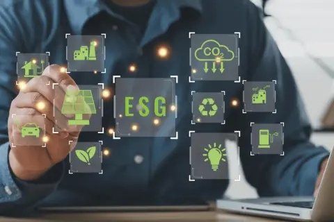 Un uomo interagisce con icone digitali che illustrano il **significato ESG in finanza**: energia solare, auto elettrica, riciclo, CO2, industria e lampadina.