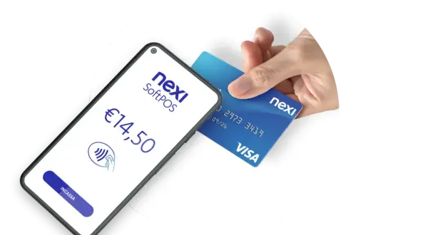 Pagamento contactless con Nexi SoftPOS: una mano avvicina una carta Visa a uno smartphone con importo €14,50 visualizzato.