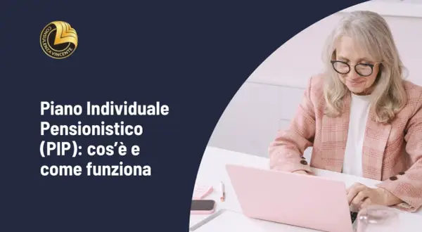 Donna anziana al computer, scopre il p.i.p. significato: Piano Individuale Pensionistico.