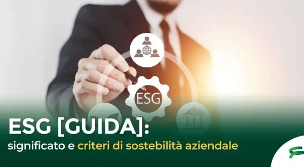 Uomo d'affari che indica un ingranaggio con la scritta ESG, simbolo di finanza sostenibile e criteri di sostenibilità aziendale.