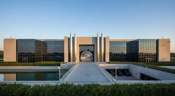 Edificio moderno con un'enorme porta circolare, che ricorda la banca più sicura in Italia.