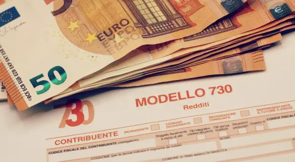 Modello 730 con banconote da 50 euro. Il TFR sul CUD è già tassato, ma la dichiarazione dei redditi è fondamentale.