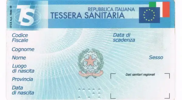 Tessera Sanitaria italiana, documento essenziale per l'assicurazione sanitaria per stranieri residenti in Italia.