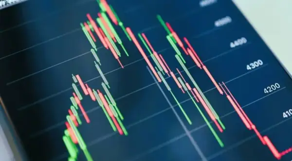 Grafico a candele mostra l'andamento del S&P 500, con barre verdi e rosse che indicano variazioni di prezzo.