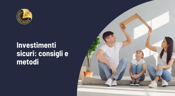 Famiglia crea un tetto con cartone, simbolo di **fondi di investimento sicuri**. Consigli e metodi per proteggere il futuro.