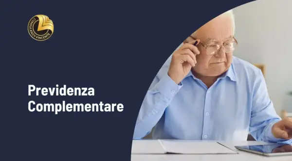 Anziano pensieroso con matita, che valuta opzioni per la previdenza complementare.