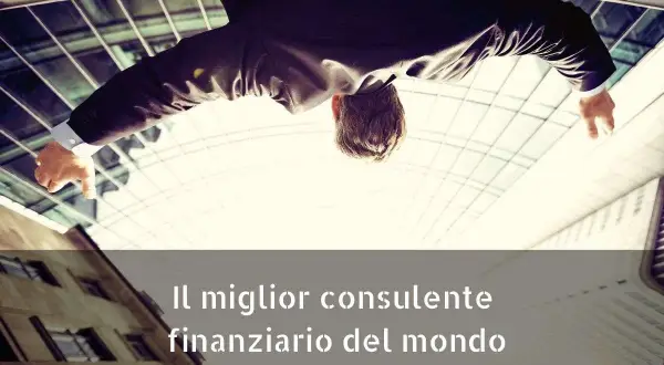 Uomo in giacca e cravatta, con pollice verso, sotto un edificio moderno. Il miglior consulente finanziario del mondo.