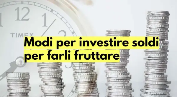 Pile di monete che crescono, con un orologio sullo sfondo, per illustrare come far fruttare i soldi investendoli.