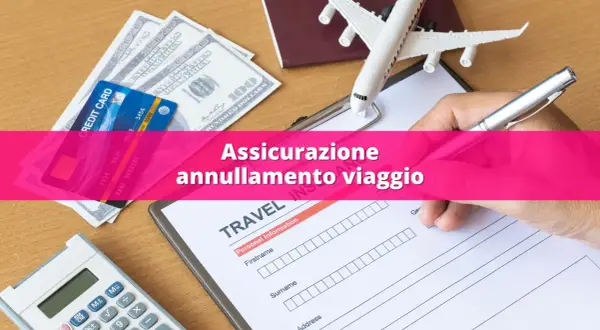 Assicurazione annullamento viaggio: cosa copre? Soldi, carta di credito, passaporto e aereo giocattolo su un modulo di viaggio.