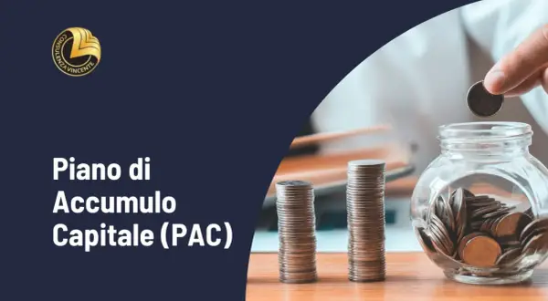 Un piano di accumulo capitale (PAC) che cresce con monete impilate e una mano che ne aggiunge una a un salvadanaio.